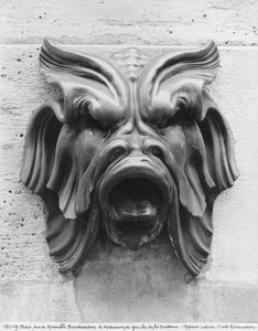 Fontana delle Quattro Stagioni, rue de Grenelle, dettaglio della maschera grottesca sinistra, 1739-46